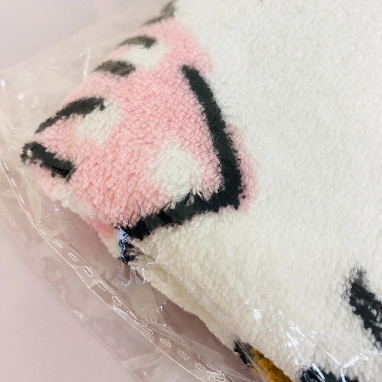 San-X Rilakkuma Korilakkuma Kiiroitori Blanket White Fluffy Strawberry Heart